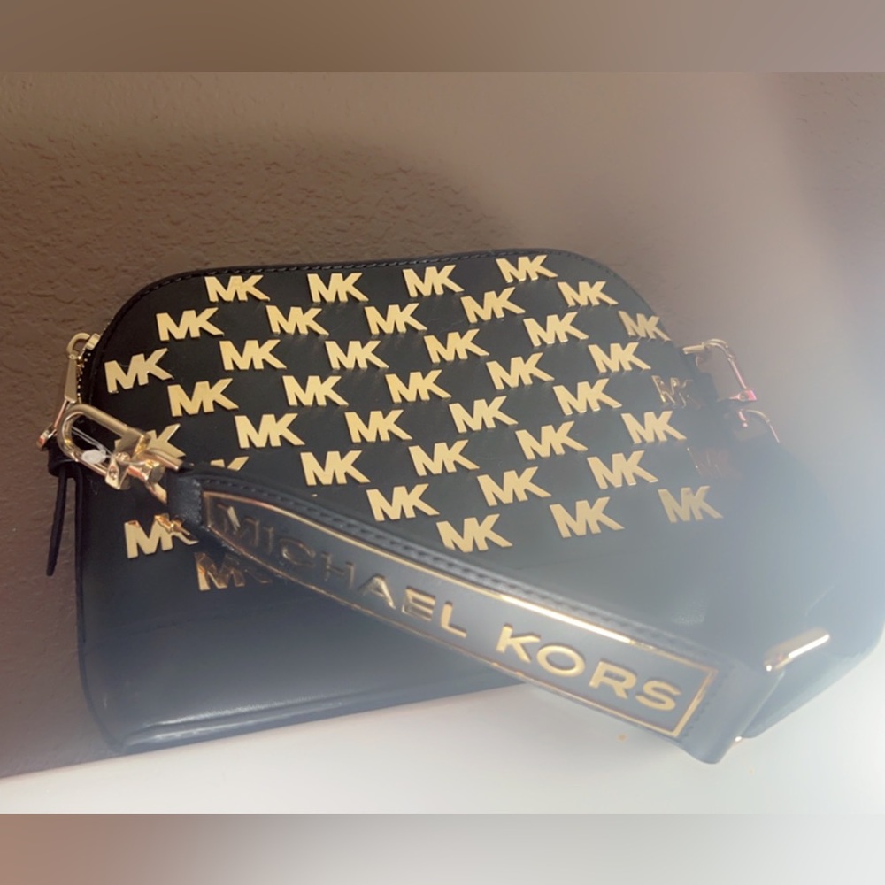 Like new used for a couple of hours beautiful comfortable statement purse